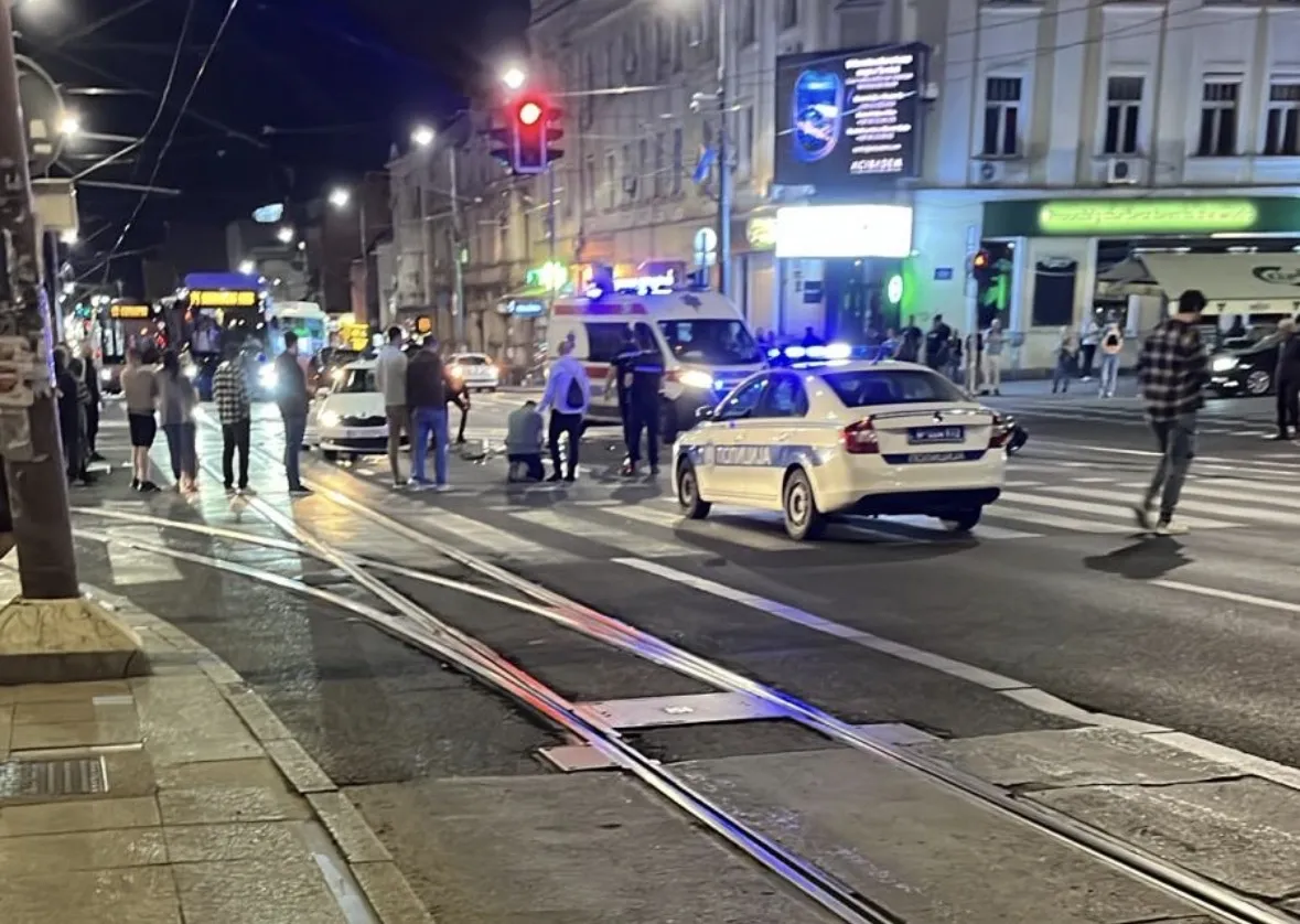 Teška saobraćajna nesreća u Ruzveltovoj: Automobil naleteo na motor, ima povređenih