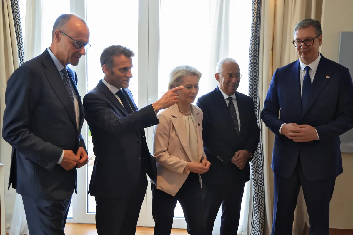 Oglasio se Makron posle susreta s Vučićem