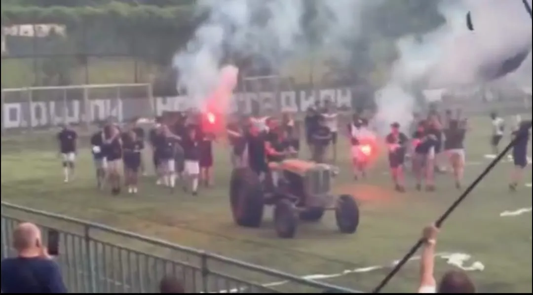 VIDEO Snimak iz Srbije postao viralan: Navijači doterali čuveni traktor i vozili ga po celom terenu