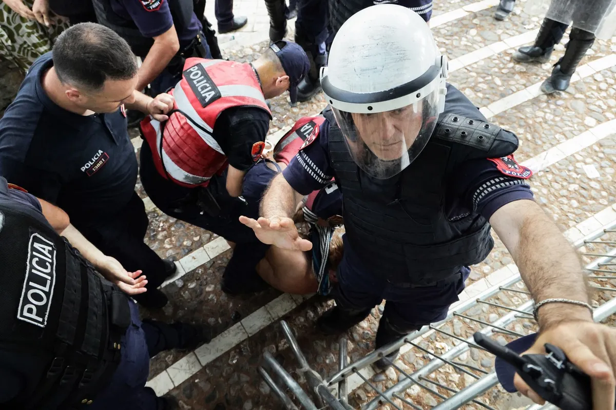 FOTO, VIDEO Eskalirali sukobi na protestu u Tirani: Demonstranti gađali poslanike jajima i kamenicama, više uhapšenih