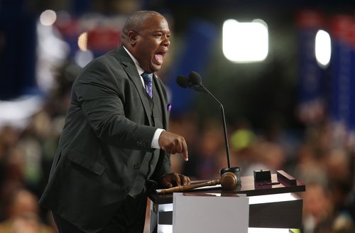 epa05431077 Pastor Mark Burns delivers the benediction at the end