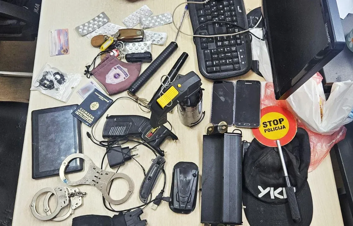 Nož, biber sprej, palice, lisice i kačket UKP: Pogledajte šta je sve zaplenjeno kod bivšeg policajca koji je priveden u Jakovu FOTO