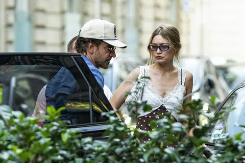 Điđi Hadid objavila fotografije sa Bredlijem Kuperom: Ne vole da eksponiraju svoju vezu, a sada su sve iznenadili prizorima sa odmora FOTO