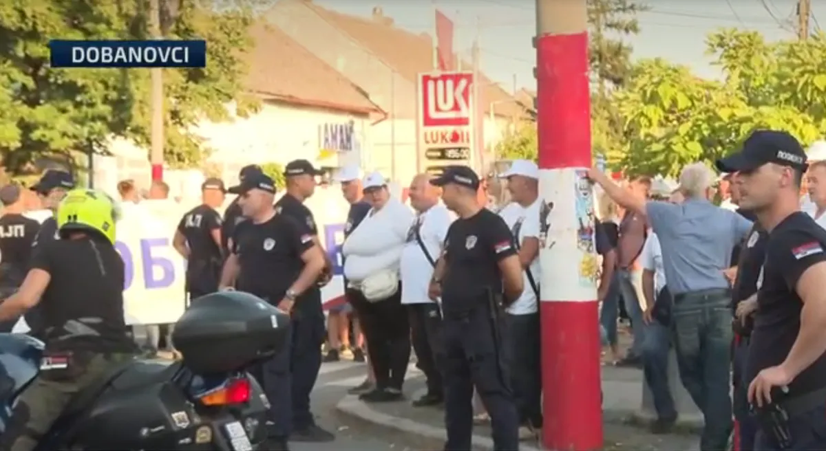 Dva skupa u Dobanovcima: Podrška studentu čija je kuća vandalizovana, s druge strane policija i aktivisti SNS-a