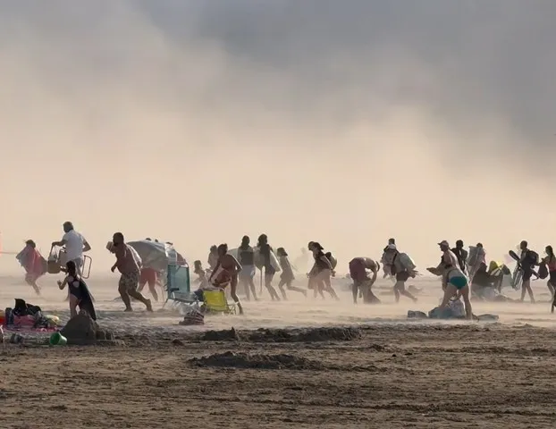 (VIDEO) Nastao je haos na plaži za nekoliko sekundi: Turisti bežali u panici, temperatura naglo pala za 10 stupnjeva
