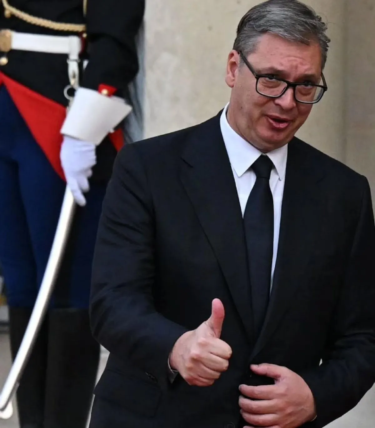 Vučić objavio snimak u kom čovek vitla nožem i preti mu smrću