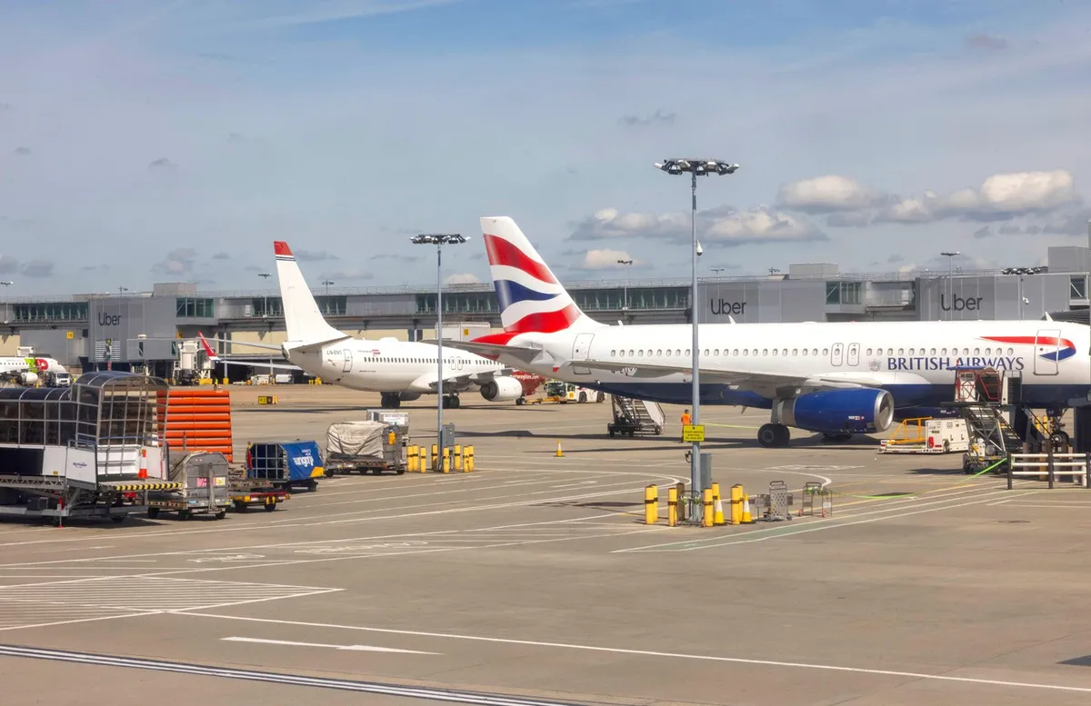 Drama na aerodromu u Londonu: Avion blokirao pistu, aktiviran hitan međunarodni kod, letovi se preusmeravaju