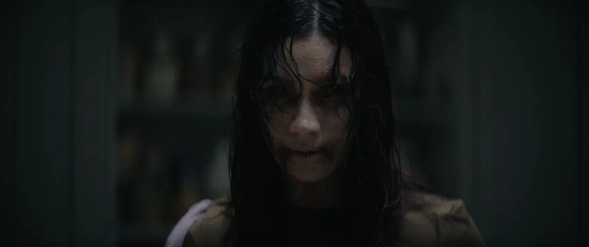 Najkrvaviji, ali najslabiji: Kritika filma "Evil Dead Burn"