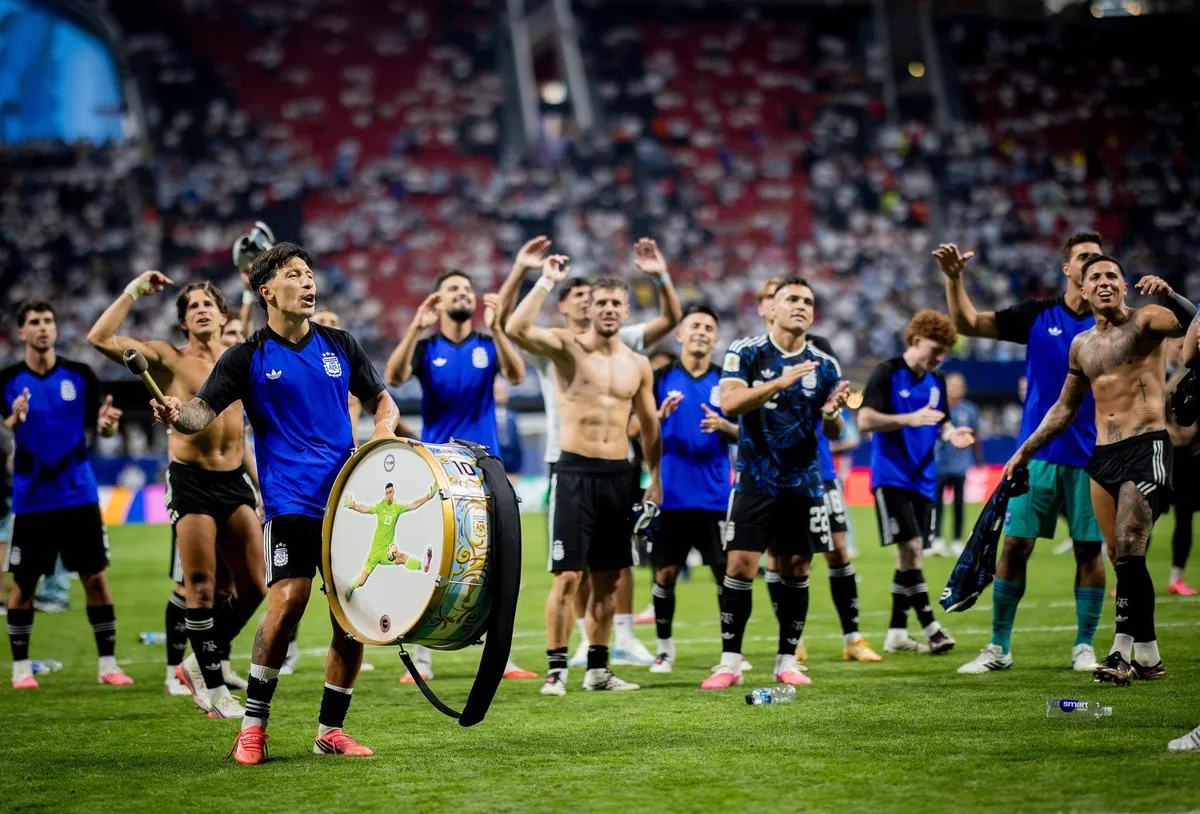 Skandal posle pobede Argentine: Usred slavlja protiv Engleske razvili transparent sa četiri reči, FIFA bi mogla da reaguje