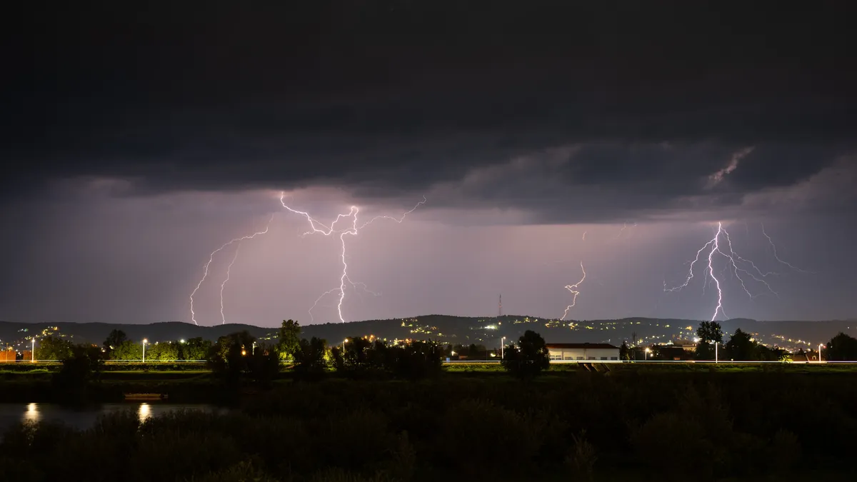 VIDEO Atmosferski poremećaj prolazi iznad Hrvatske: Plima poplavila gradove, upaljen meteoalarm za veći deo zemlje