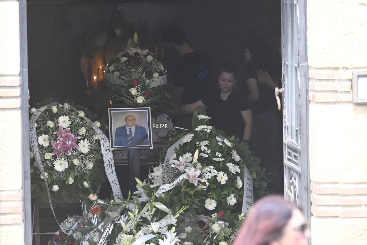 Sahranjen Andrija Bajić: Čuveni pevač ispraćen na večni počinak u Aleji zaslužnih građana