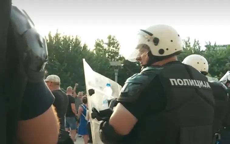 Haos u Pirotu: Otkazan Prajd karavan zbog napete situacije, reporterku N1 pogodili u glavu