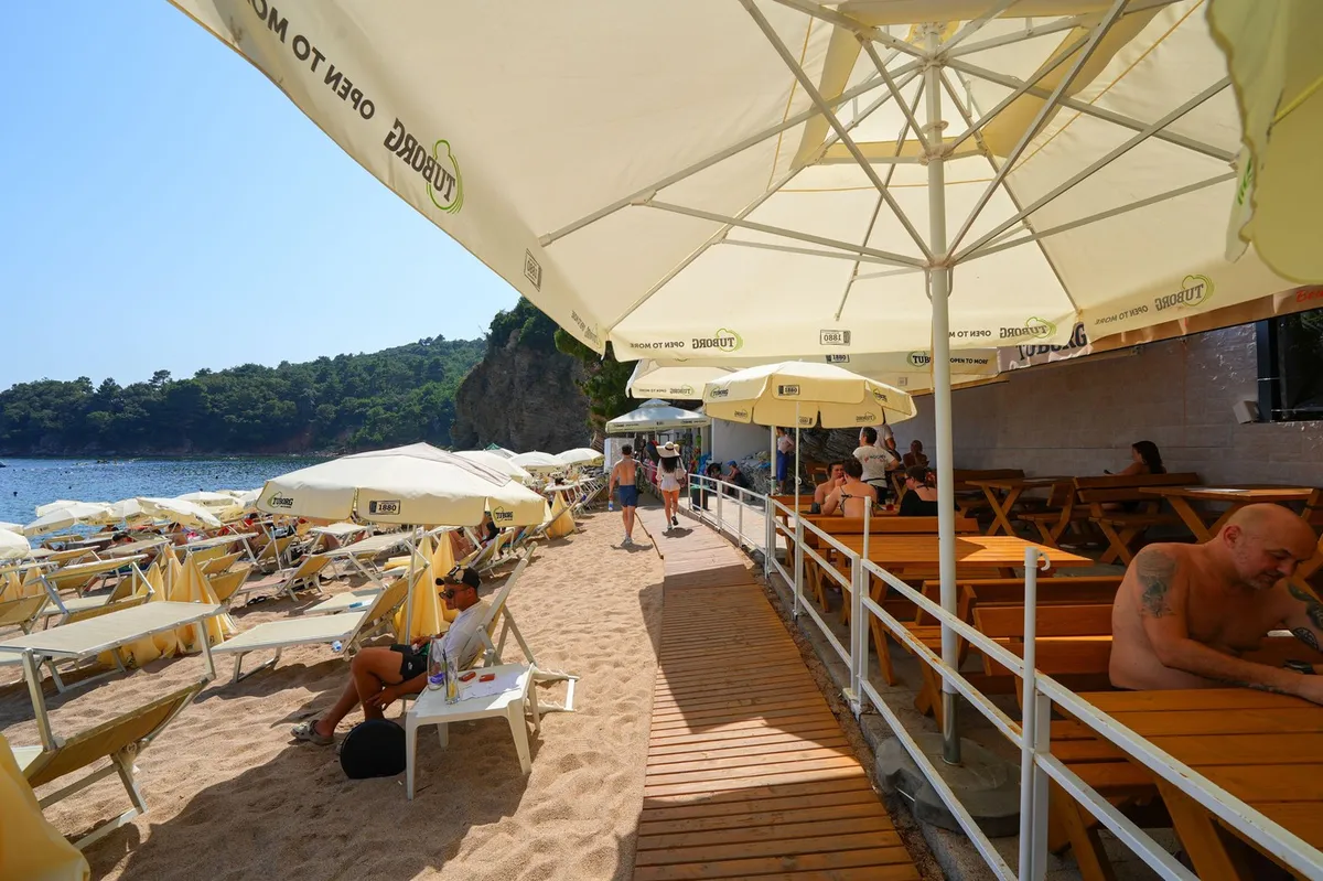 Novo pravilo na plažama u Crnoj Gori će razočarati turiste: Ležaljke besplatne posle 17 sati, ali samo za Crnogorce