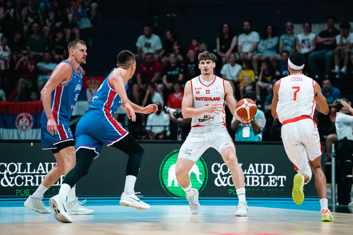 Srbija se muči sa Švajcarskom: Jokić predvodi "orlove", Džamal Marej gleda utakmicu