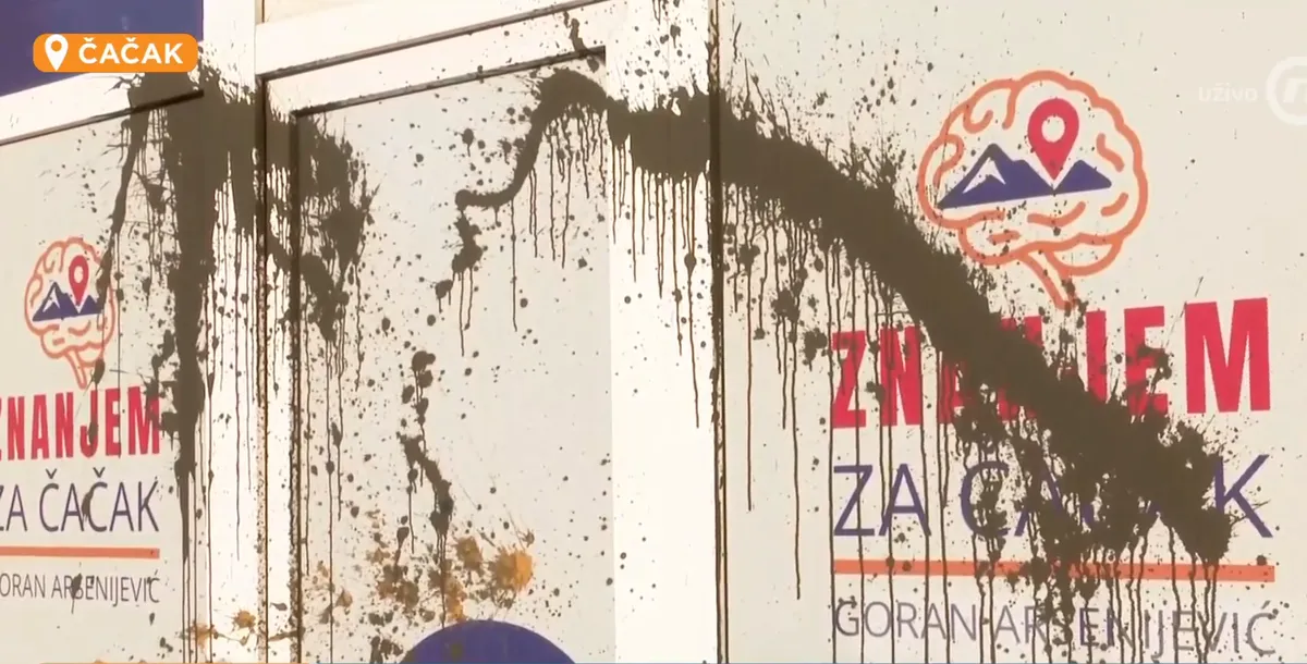 Vandalizovane prostorije Udruženja građana u Čačku: Isprskan i transparent "Studenti pobeđuju"