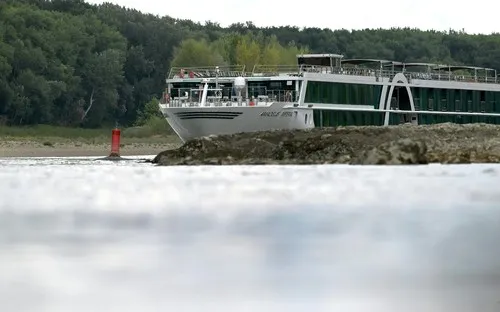 FOTO Drama na Dunavu: Luksuzni kruzer pun putnika zakucao se u zid hidroelektrane, ima povređenih