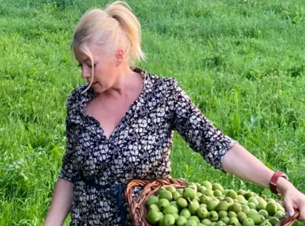Bivša žena Jovana Memedovića ima skriveni raj nadomak Apatina: Bere voće, sadi cveće, sve radi sama (FOTO)