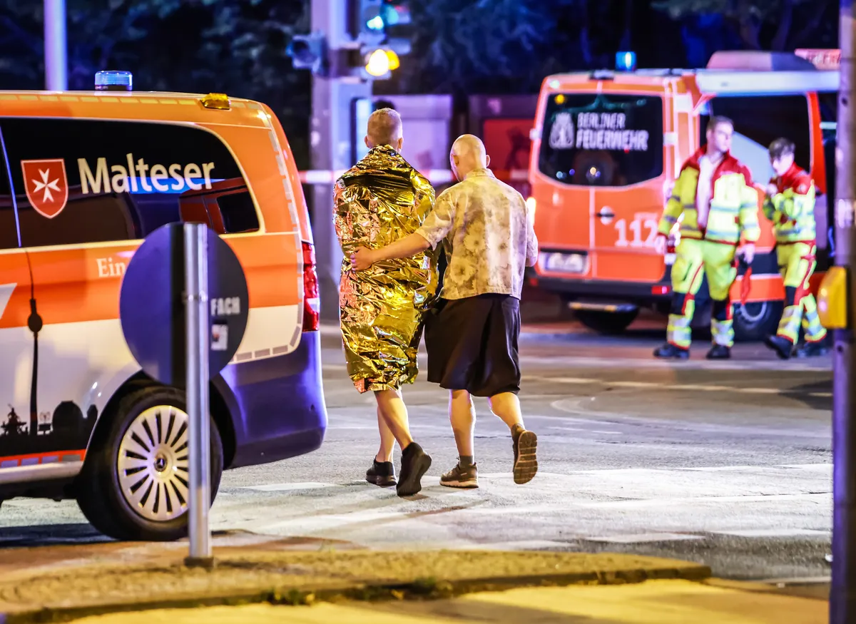 Ubijen terorista iz Berlina koji je na paradi ponosa kombijem uleteo u ljude: Policija ga opkolila, on nasrnuo na njih hladnim oružjem