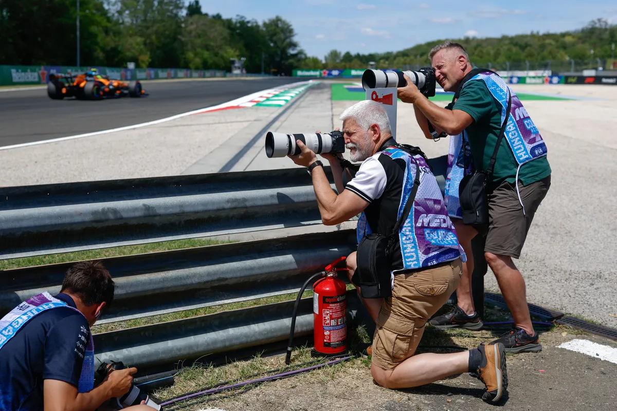 Predsednik države došao kao fotoreporter na Formulu 1 FOTO