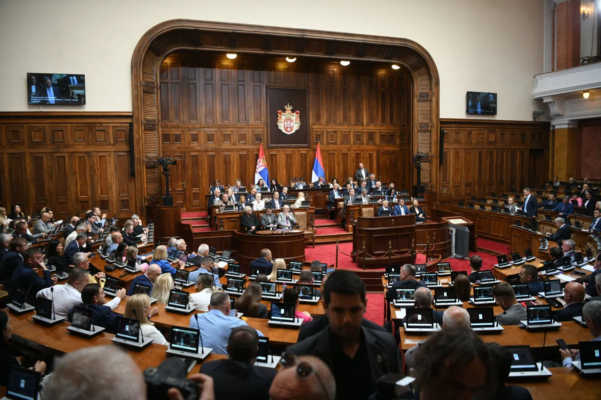 BLOG UŽIVO Rasprava o nepoverenju Vladi: "Da li je Macut ponosan na izjavu ministarke Paunović da bi etnički očisitla Kosovo?"