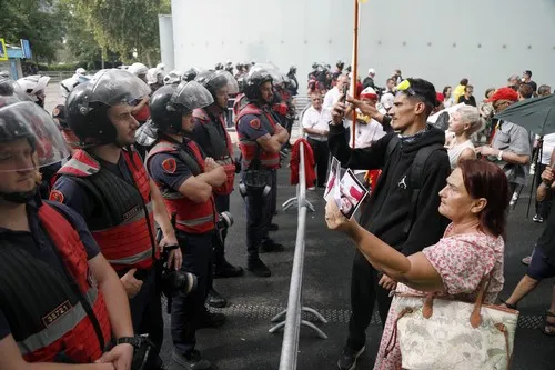 (FOTO, VIDEO) Besne sukobi u Tirani: Demonstranti gađali policiju jajima, bačen suzavac ispred parlamenta
