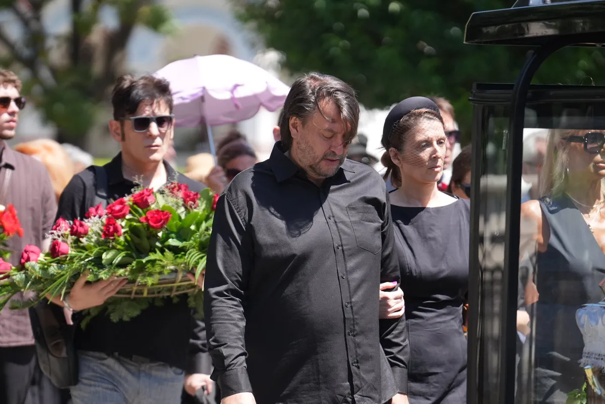 Olivera Katarina sahranjena pored Andrije Bajića i Radivoja Koraća, a na večni počinak ispratile su je ove kolege (FOTO)