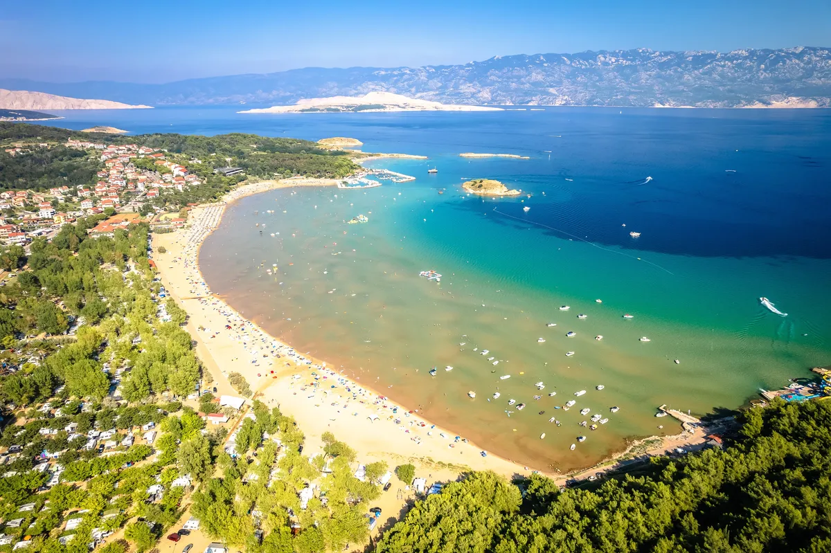 Hrvatska Sahara je okružena šumom i savršeno plavim morem, a nadaleko poznata među nudistima