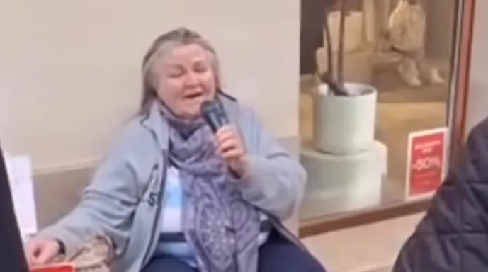 Bila je operska diva, rat joj je promenio život, a danas peva na ulici: Njena sudbina rasplakala je hiljade ljudi (VIDEO)