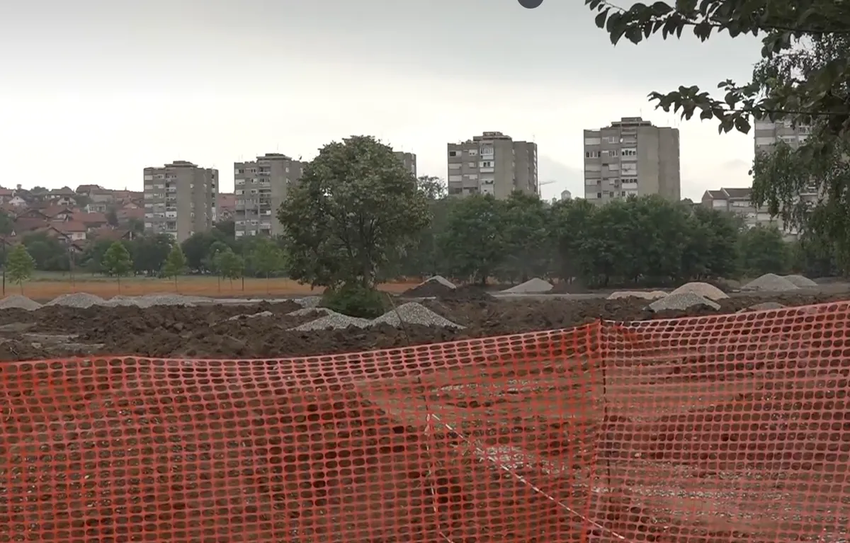 Radovi na "Slobodištu" stali, ali mašine su i dalje tu