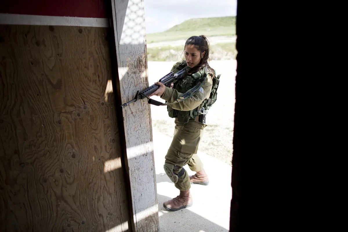 FOTO Fotografija izraelskih vojnikinja koje nasmejane poziraju pored vezanog Palestinca izazvala osude