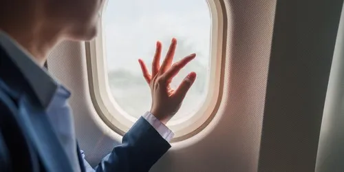 Srbin povređen na letu Rajanera, pa se dogodio još jedan sličan incident: Zašto pucaju prozori na avionima?