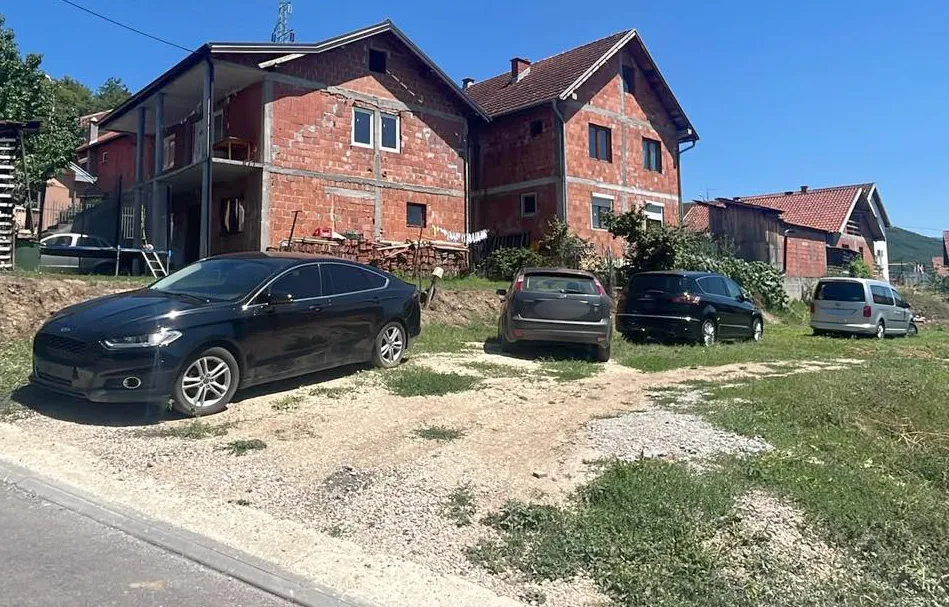 Policija kontrolisala šest auto-placeva u Novom Pazaru i privela četiri osobe: Oduzeta 52 automobila i prateća dokumentacija FOTO