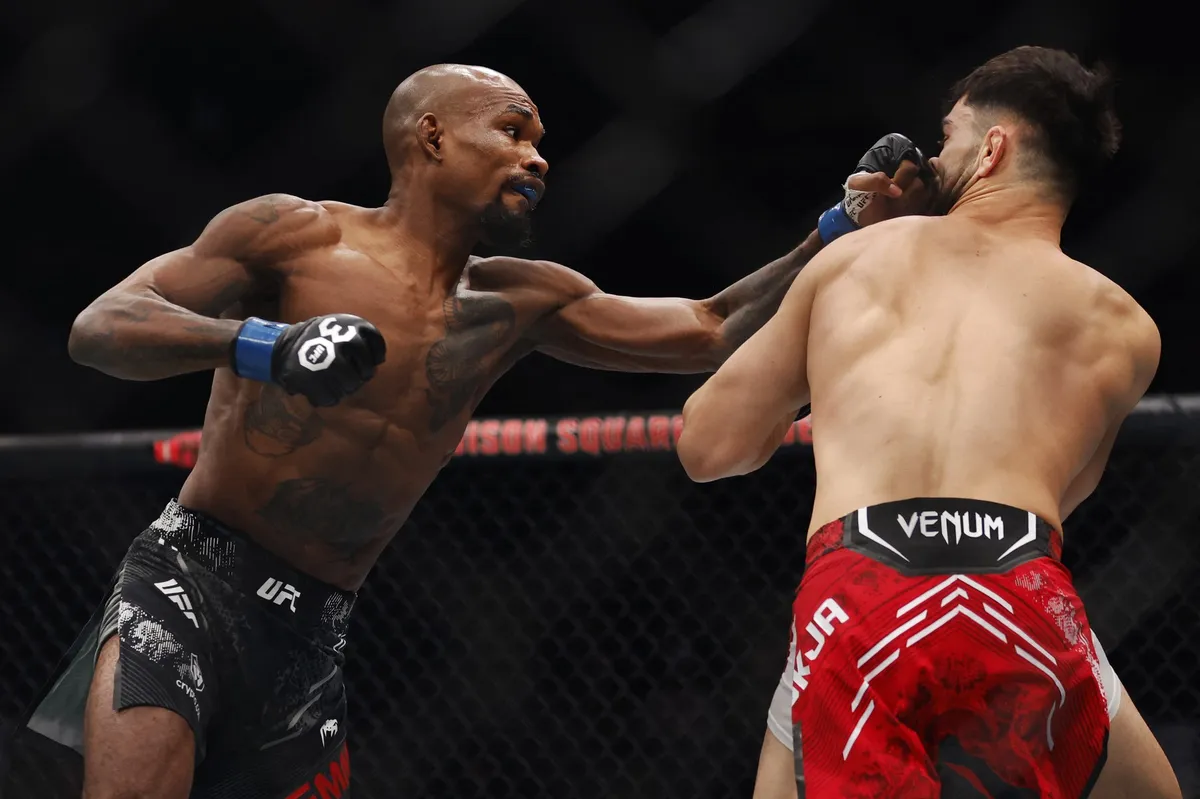 FOTO Albanac u Beogradu pokazao dvoglavog orla, provokacija pred početak UFC događaja