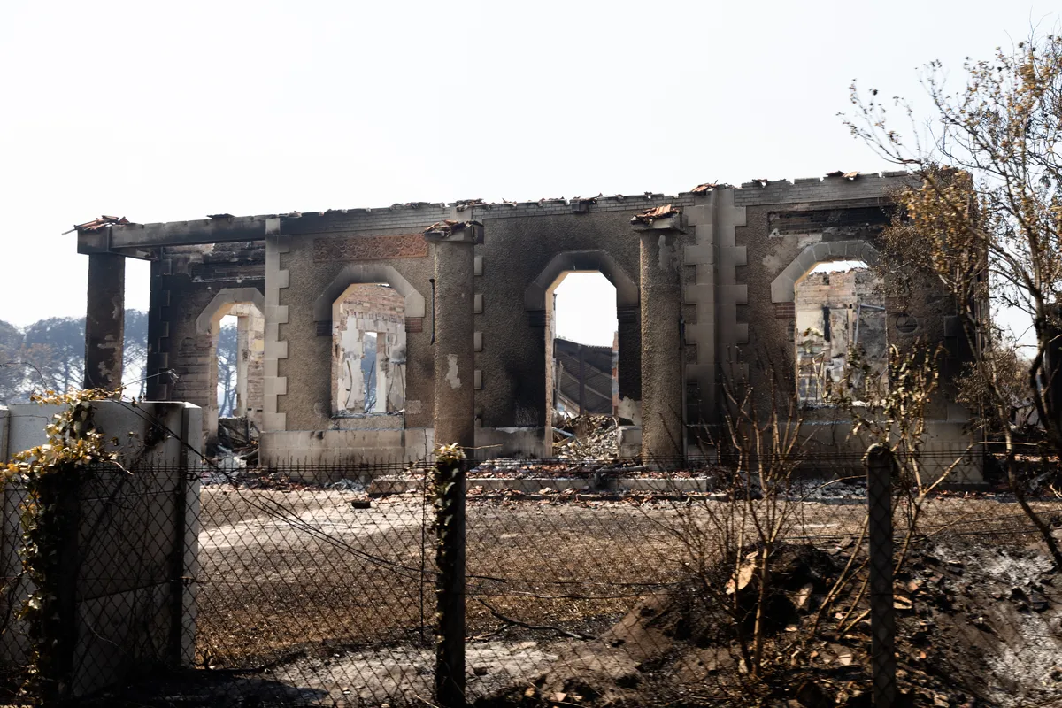 FOTO "Žrtvovali su naše selo da spasu vile milionera": Bes posle katastrofalnog požara u Francuskoj