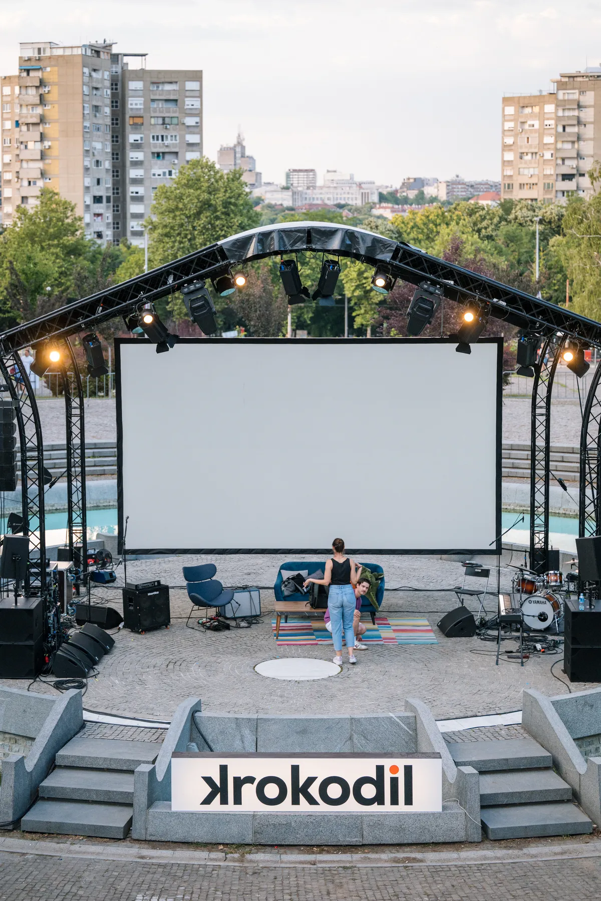 Pisma zatvorenika, Lepa Brena, Rambo, Dua Lipa i spisateljica koja je po drugi put rođena u Beogradu: Smeh i aplauzi publike na 18. Krokodilu