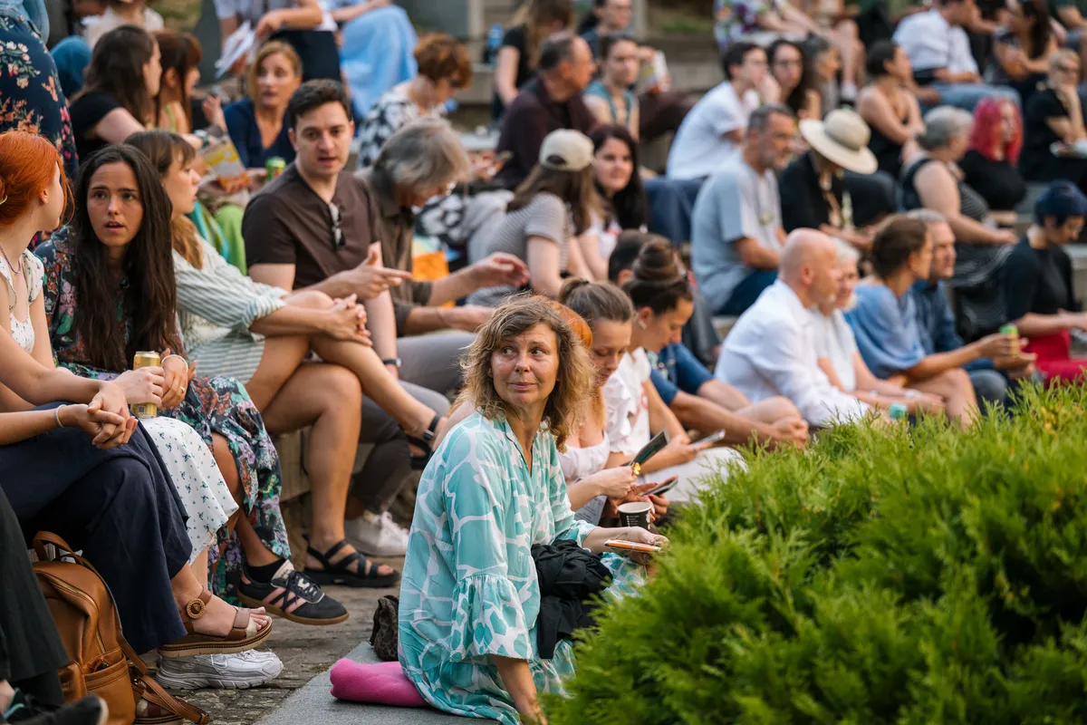 Mala scena za velike teme: Debatni program i anegdote Rejčel Kušner na početku Krokodil festivala