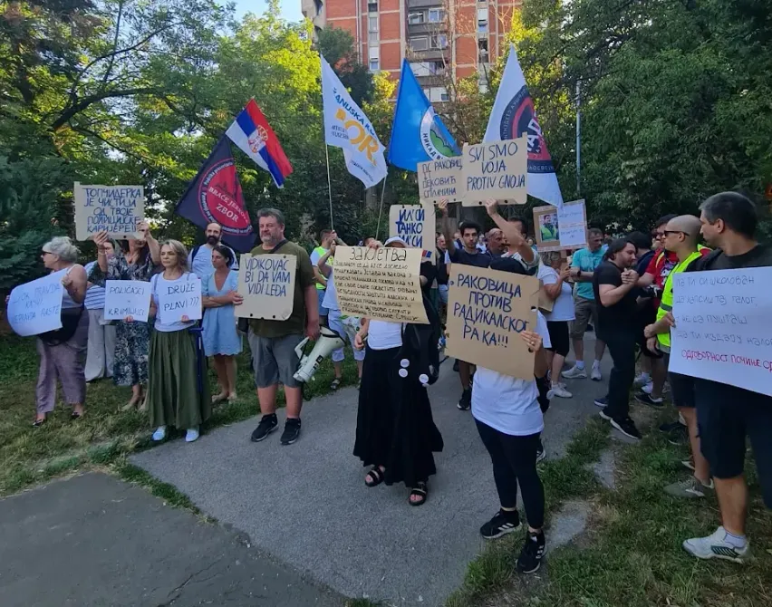 Protest građana ispred policijske stanice u Rakovici: Traže smenu načelnika policije zbog nepostupanja nakon otmice aktiviste u Resniku