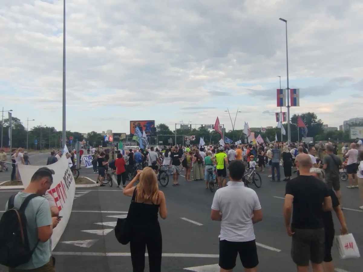 FOTO Blokiran kružni tok na Ušću: U toku protest zborova Zemuna i Novog Beograda protiv izgradnje akvarijuma