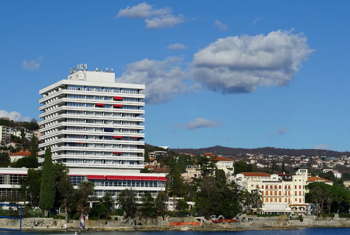 Hotel koji je trebalo da pokaže kako izgleda jugoslovenski luksuz puni 60 godina, a i dalje izaziva čuđenje: Evo u kakvom je danas izdanju