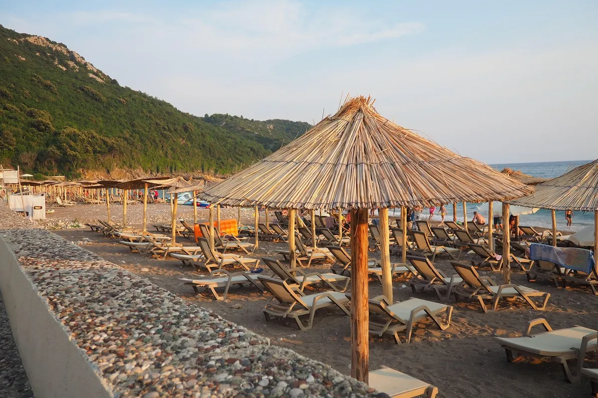 Fotografisali plažu u Crnoj Gori i skoro je sve prazno: Kažu da ovo mesto prima najviše turista, ali slike govore nešto drugo