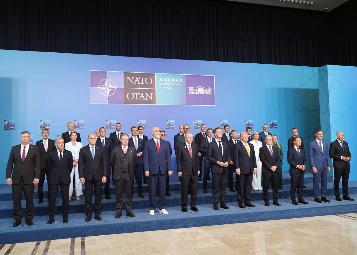 Propao pokušaj ismevanja Rame, Tramp nije skidao pogled sa njegovih patika: Detalj sa samita NATO o kom bruje medije širom sveta VIDEO