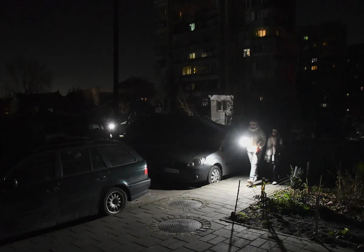 VIDEO Haos u Lavovu tokom mobilizacije: Prevrnuto vojno vozilo, sukob građana i policije