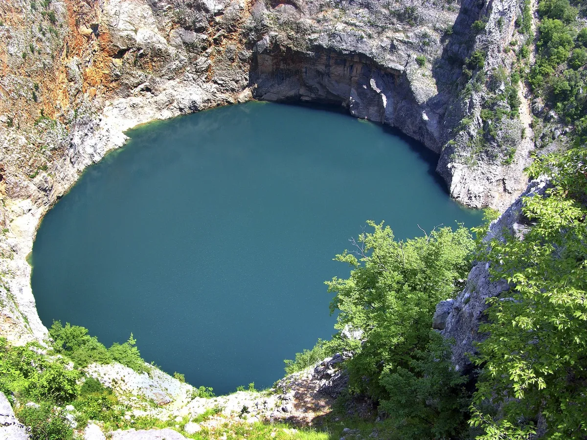 Crveno jezero u komšiluku u koje još uvek niko nije uspeo da ubaci kamen: Mesto koje izgleda kao sa druge planete