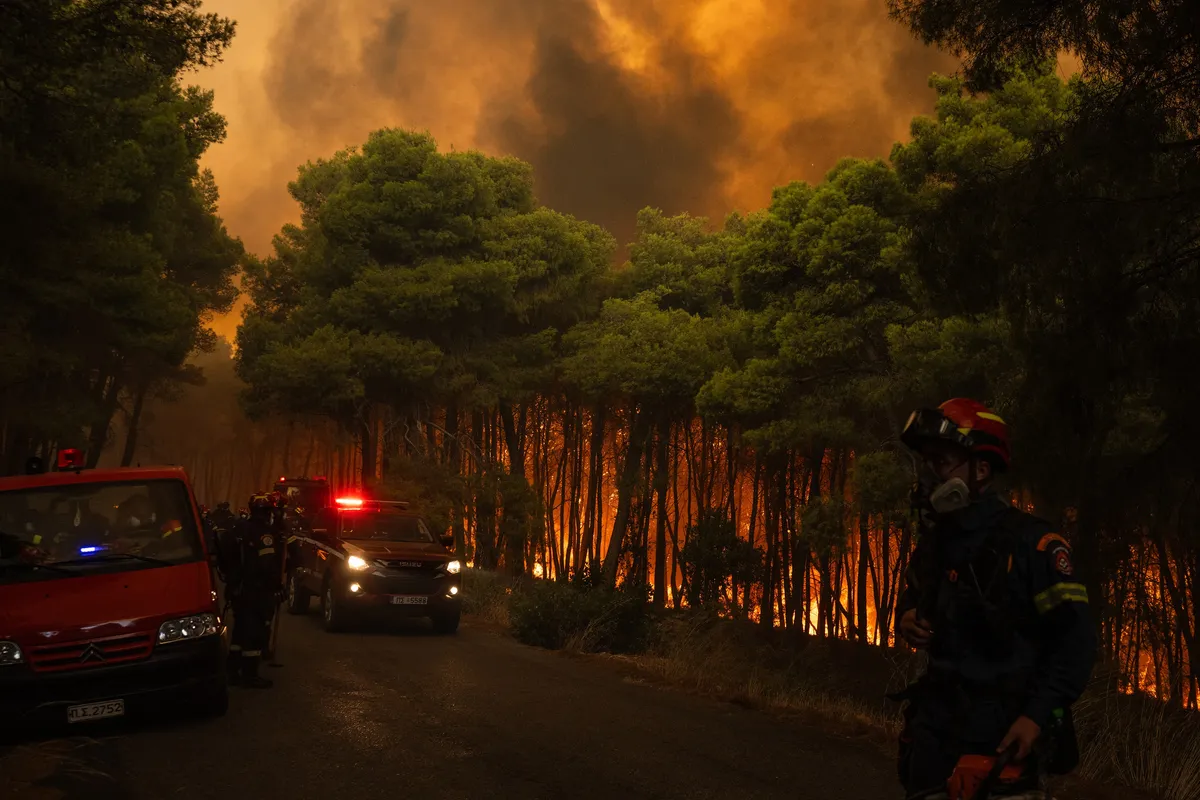 Bukte požari u Grčkoj, naložena hitna evakuacija ugroženog stanovništva FOTO