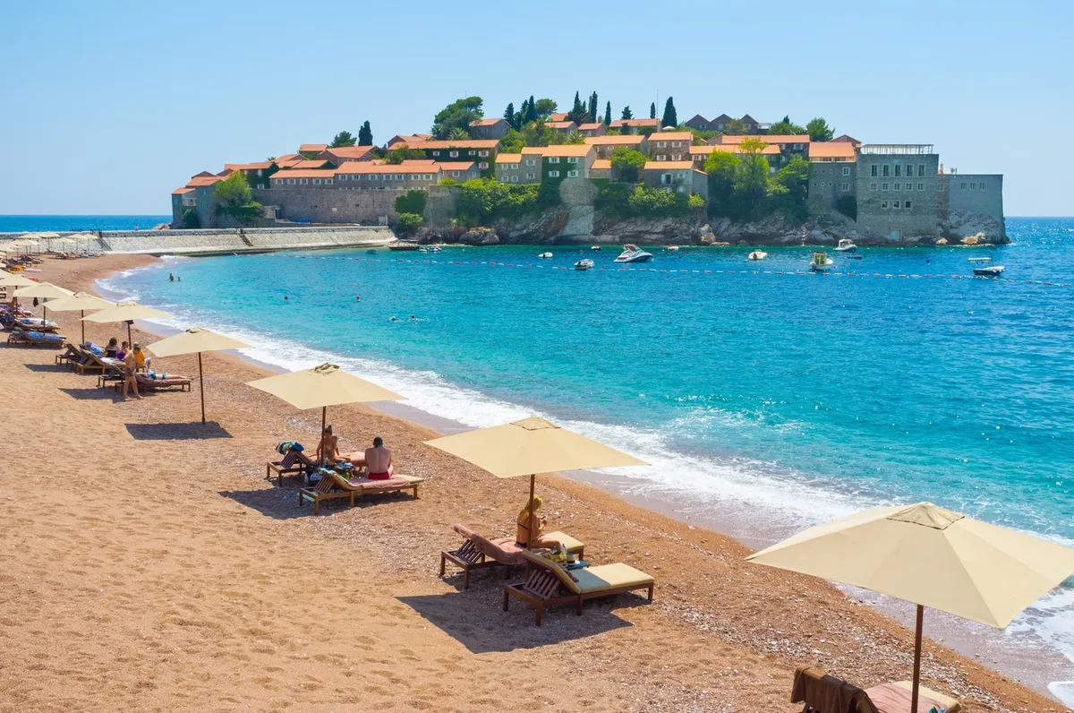 U ovom delu Crne Gore plaže su potpuno prazne jer suncobran i ležaljka koštaju 240 evra: Ovo je razlog zašto su ovde cene astronomske