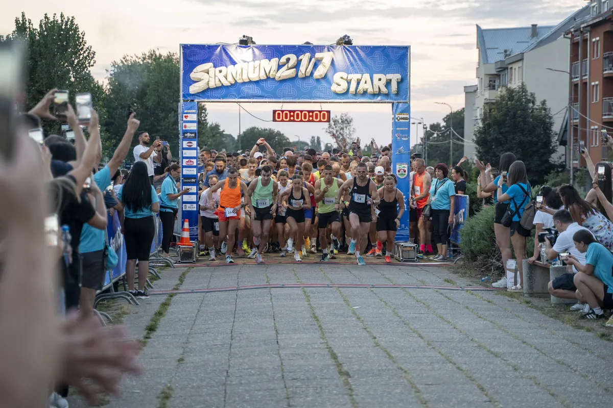 Više od hiljadu trkača iz Srbije i sveta trčalo za retke – održan prvi humanitarni noćni polumaraton "Sirmijum 21/7"