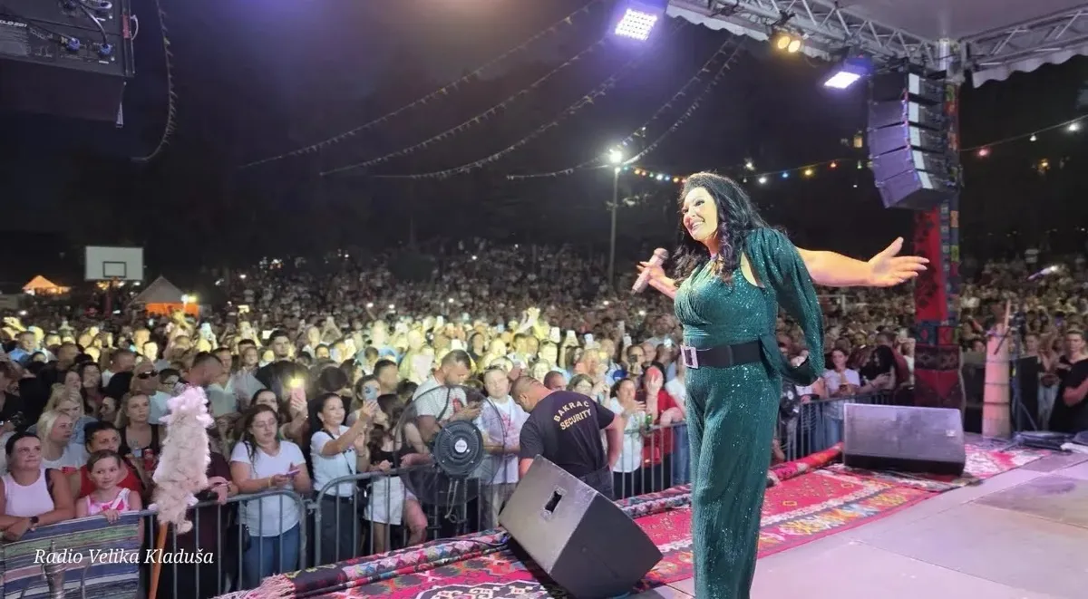 Slika koja je obišla region: Nakon rekorda u Zrenjaninu, novi spektakl: Dragana Mirković oborila rekord posećenosti i u Velikoj Kladuši (VIDEO)