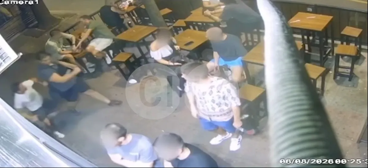 Uznemirujući snimak napada na reditelja Stevana Filipovića: Muškarac mu oteo telefon iz ruke, pa pritrčala još dvojica da ga tuku VIDEO