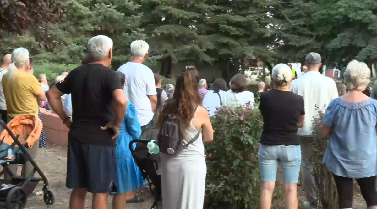 Pristalice SNS opet provocirale članove Zbora Banatskog Velikog Sela: Glasnom muzikom ometali publiku i poznatog glumca koji je izvodio monodramu "Naši dani"