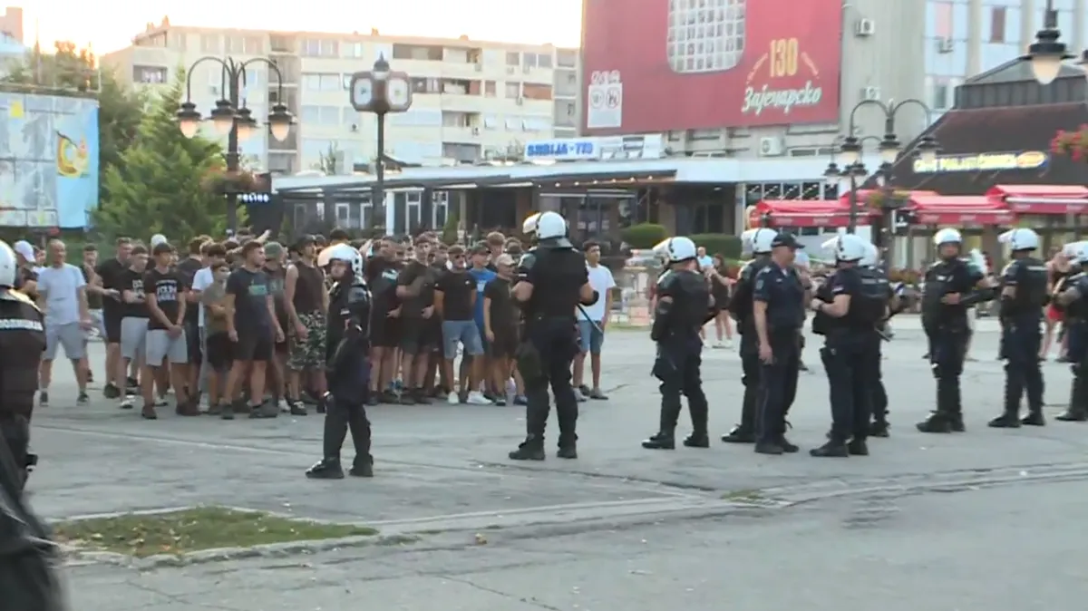 Dva kordona policije razdvajaju učesnike Prajd karavana i grupu mladića u Zaječaru: Svemu prethodile poruke mržnje lokalnog SNS većnika za kulturu